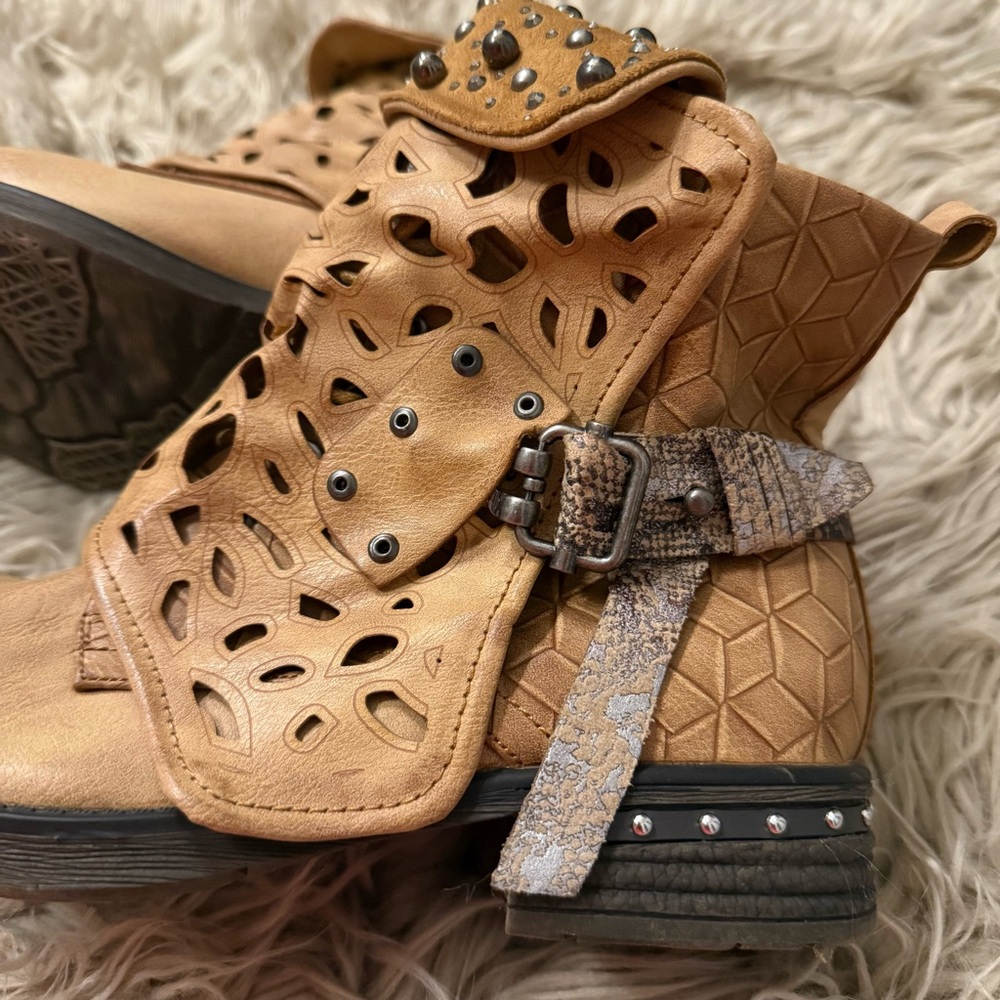 Stylish Tan Ankle Boots - Picture 2 of 10
